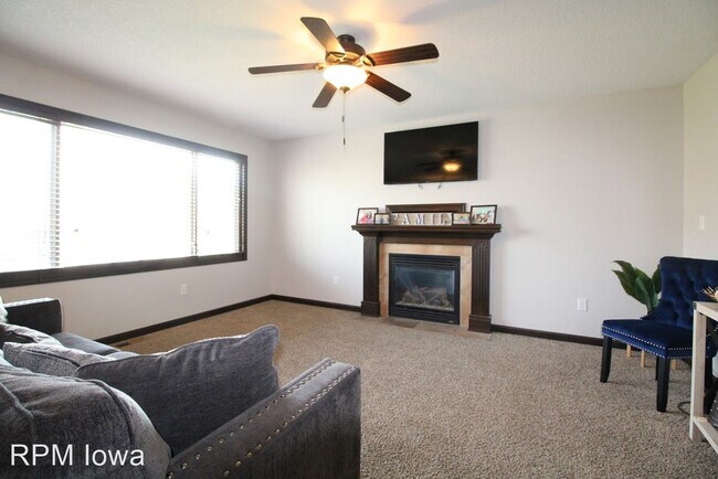 Building Photo - 155 SE Pleasant View Dr