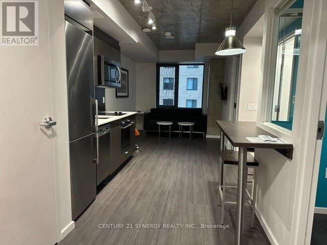 Building Photo - 105 Champagne Ave S
