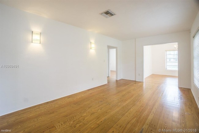 Building Photo - 4 br, 3 bath House - 1421 SW 24th Ave