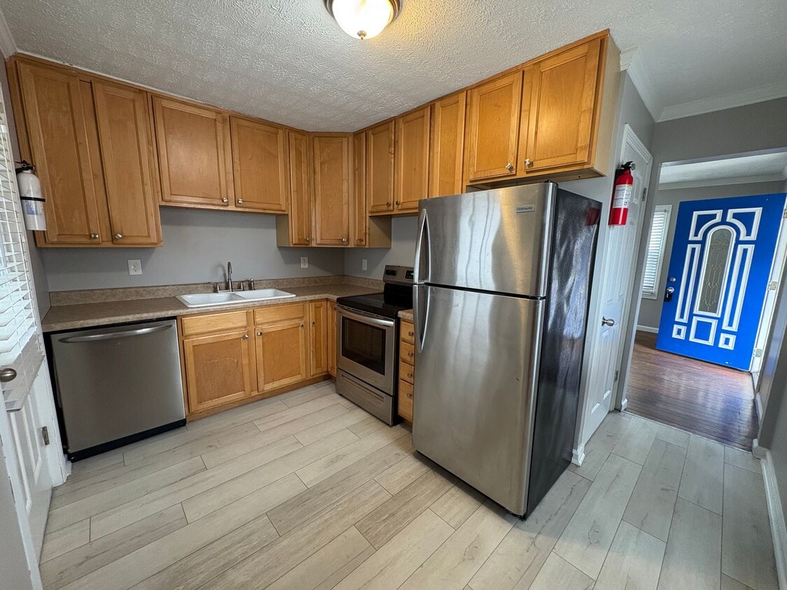 Newly Renovated 2 Bedroom House in Avalon! - Newly Renovated 2 Bedroom House in Avalon!
