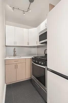 Building Photo - 430 W 34th St.