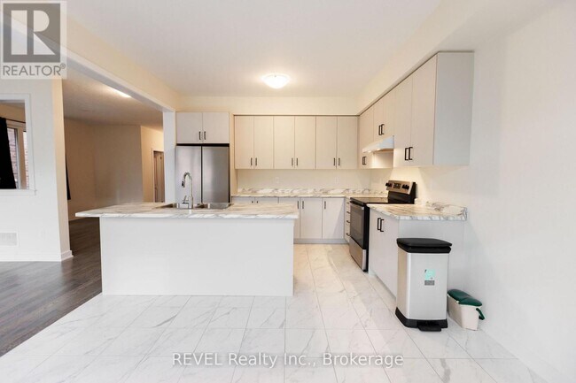 Building Photo - 133 Stern Dr