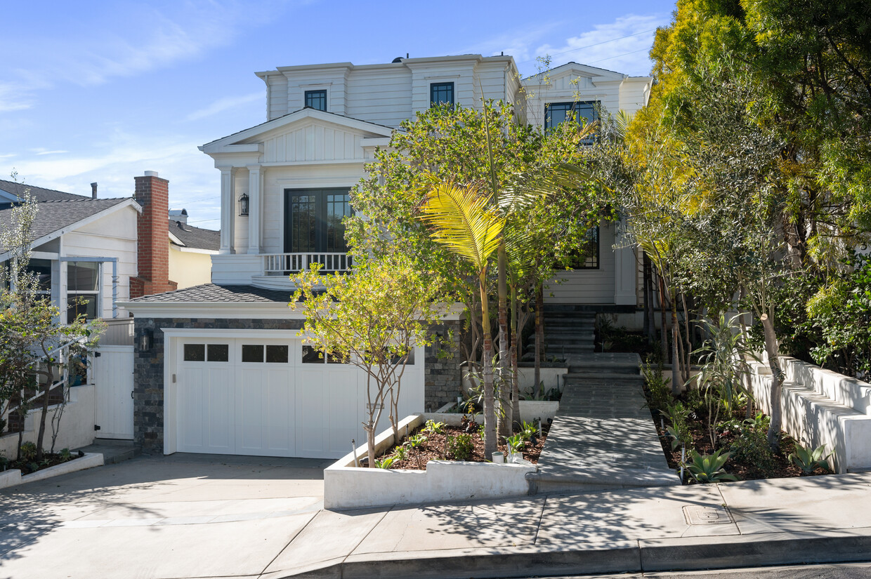 Primary Photo - 3113 N Poinsettia Ave