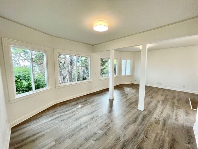 Building Photo - Bernal Hts. 2Br/1.5Ba Home w/Fab City View...