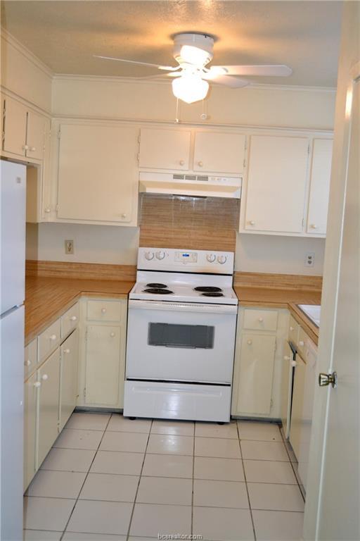 Building Photo - 916 Navidad St