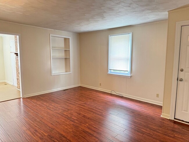 Building Photo - Lovely 3 Bdr/1 Ba Home, tucked away yet ST...