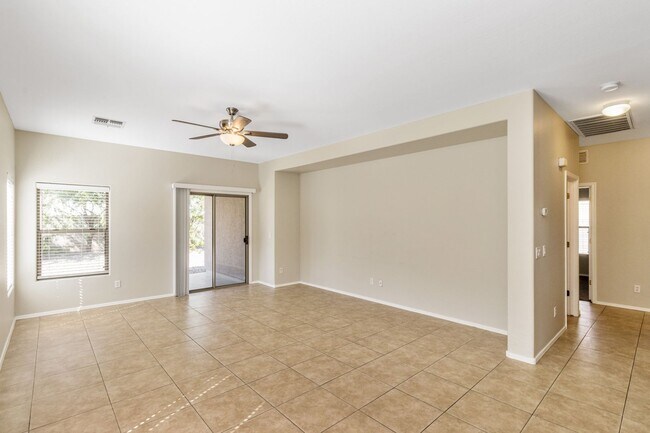 Building Photo - Bright Open Living & a Patio Perfect for Relaxing!