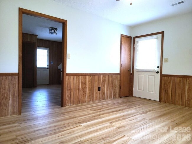 Foto del edificio - 2022 Oakdale Rd