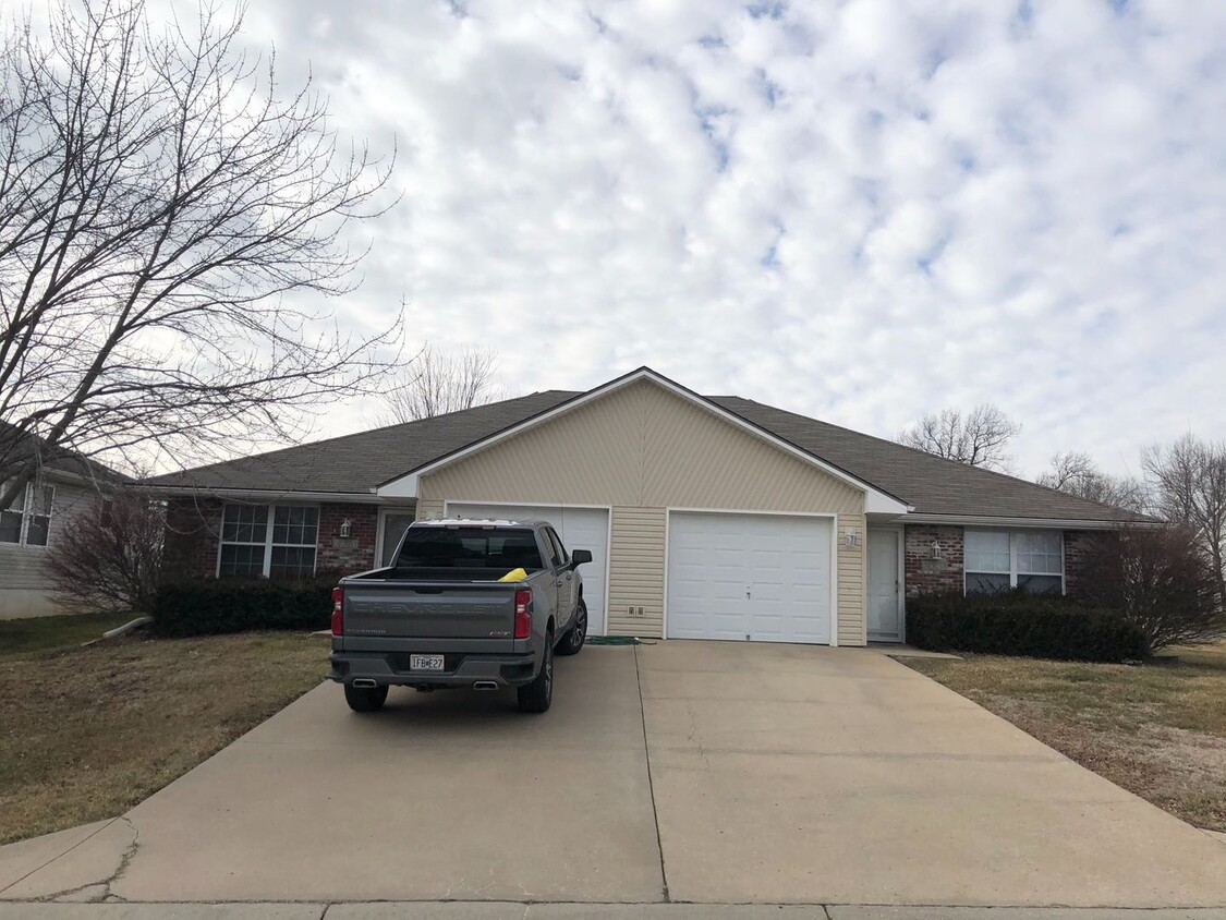 Primary Photo - 2 Bed Single Level Duplex in Blue Springs