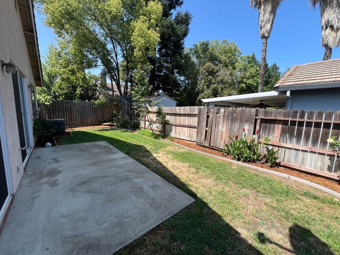 Building Photo - Gorgeous Broadstone home near Kemp Park.