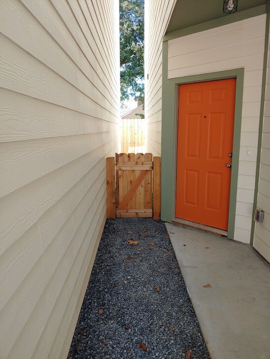 Área de grava entre unidades, con puerta. - 4926 Weeping Willow Rd