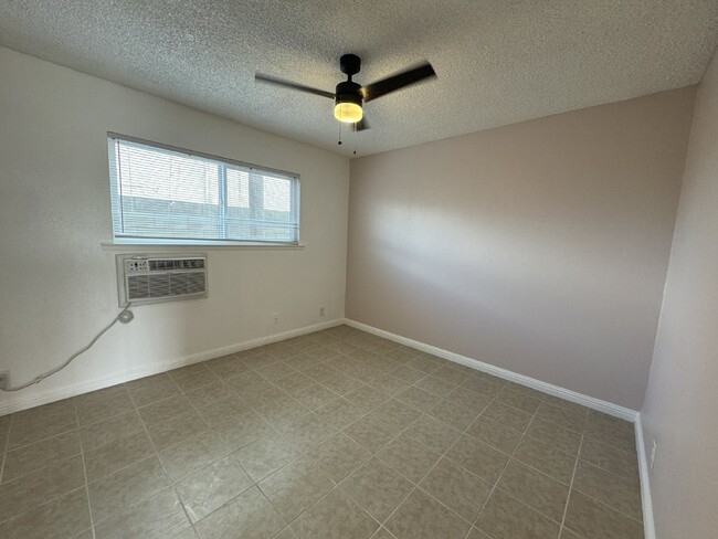 Building Photo - Quiet 2 bedroom 1 bath upstairs condo for ...