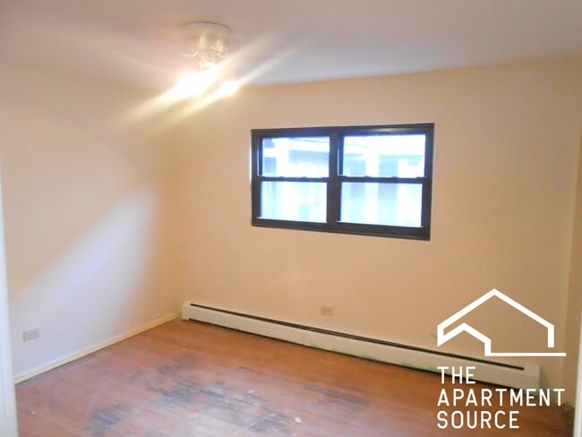 Building Photo - 1644 W Sherwin Ave