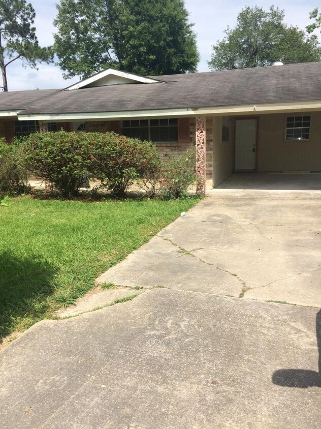 Primary Photo - 761 E Versailles Dr