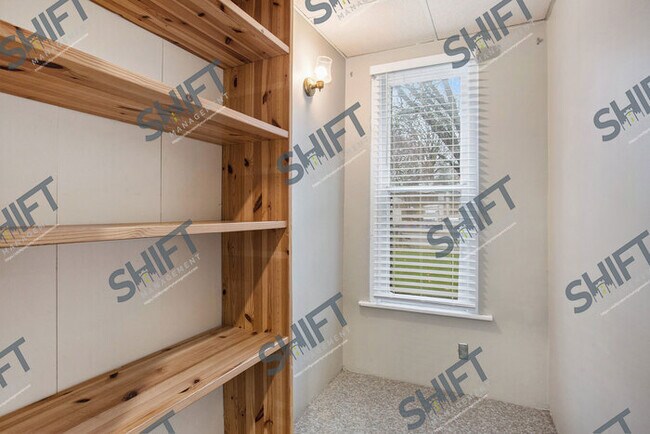 Building Photo - 931 Emerald - updated 3 bedroom