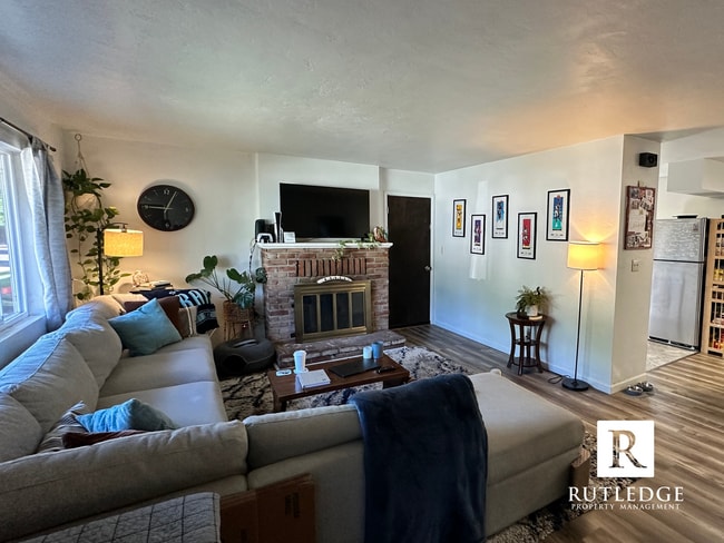 Building Photo - Charming 2 Bed/1 Bath Duplex with Garage –...