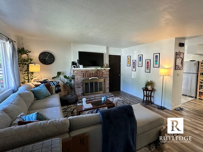 Foto del edificio - Charming 2 Bed/1 Bath Duplex with Garage –...