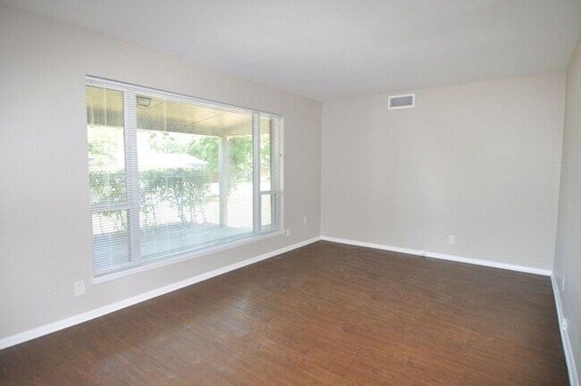 Building Photo - 1117 Trailwood Dr