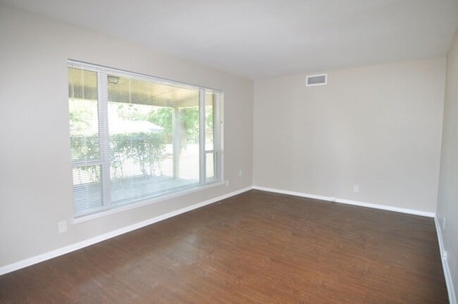 Photo - 1117 Trailwood Dr House