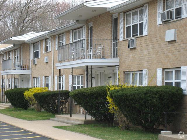 Building Photo - Edwards Gardens Apartments