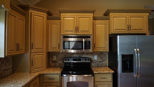 Building Photo - Beautiful three bedroom two bath in the Co...
