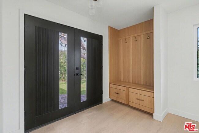 Building Photo - 2831 Overland Ave