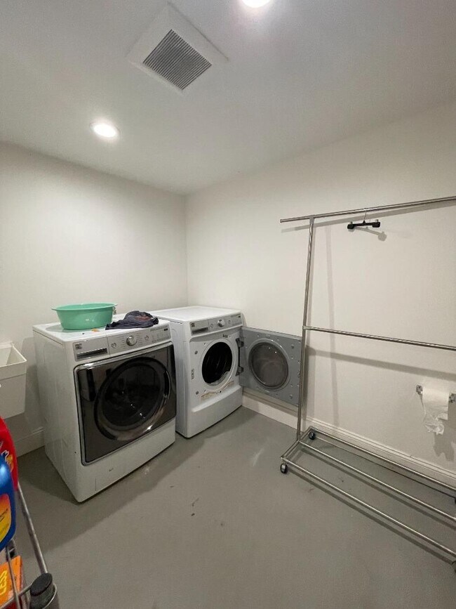 Foto del edificio - 4170 Coulombe Dr