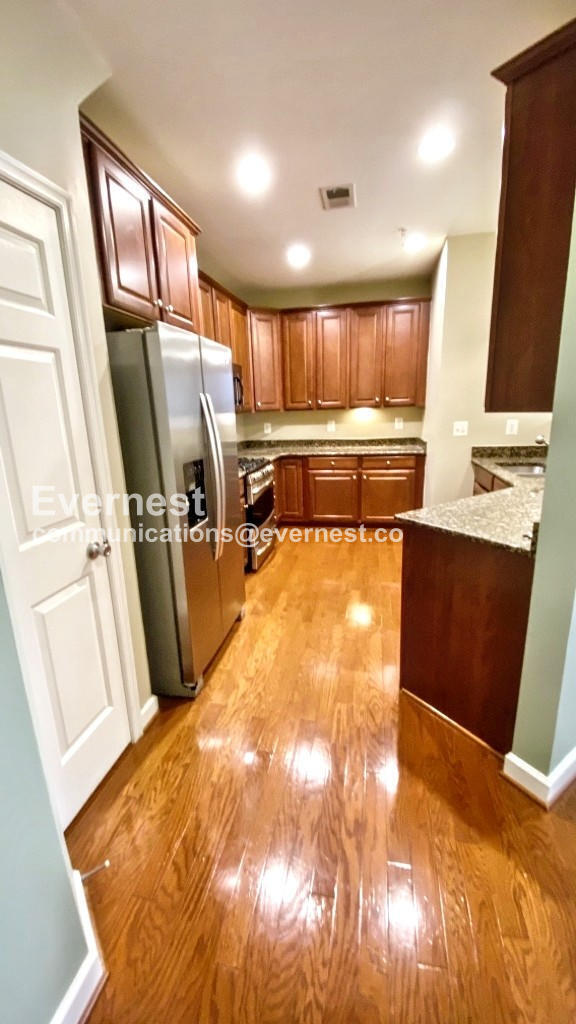 Foto del edificio - 2 Bed, 2.5 Bath Condo with In-Unit Laundry / Pet-Friendly / Coming Soon!