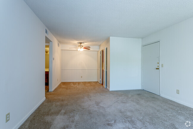 1BR, 1BA - 660 SF - The Citadel