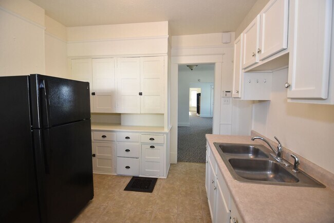 Building Photo - Spacious Duplex in South Bend