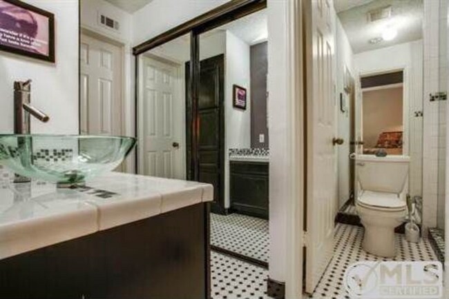 Foto del edificio - 9254 Forest Ln