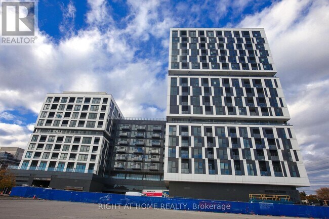 Photo du bâtiment - 1007 The Queensway