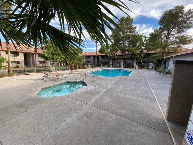 Foto del edificio - 3 Bedroom 2 1/2 bath condo located on second floor.