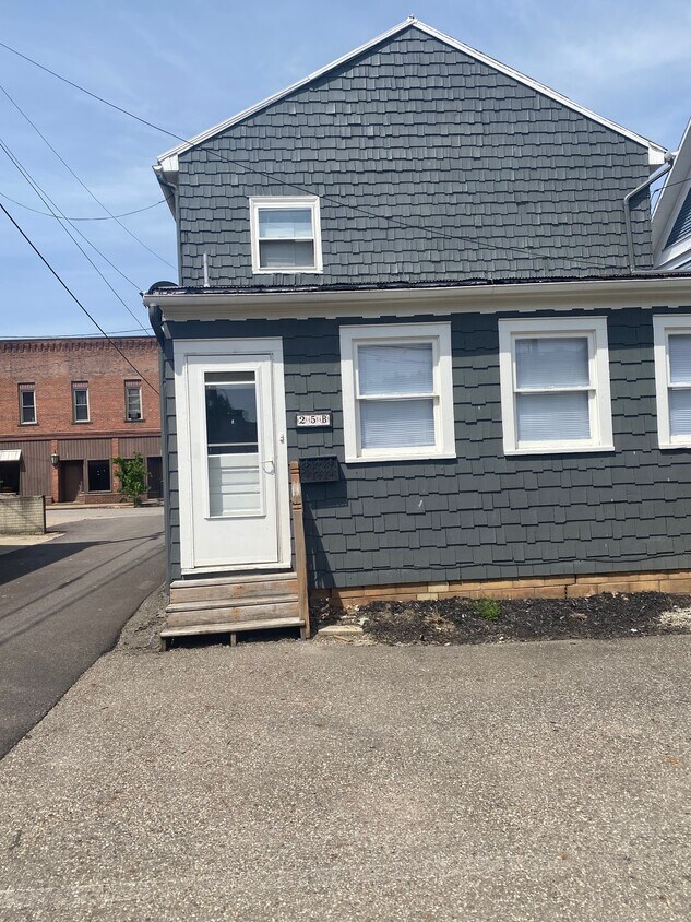 25 N Washington St Unit B, Millersburg, OH 44654 Room for Rent in