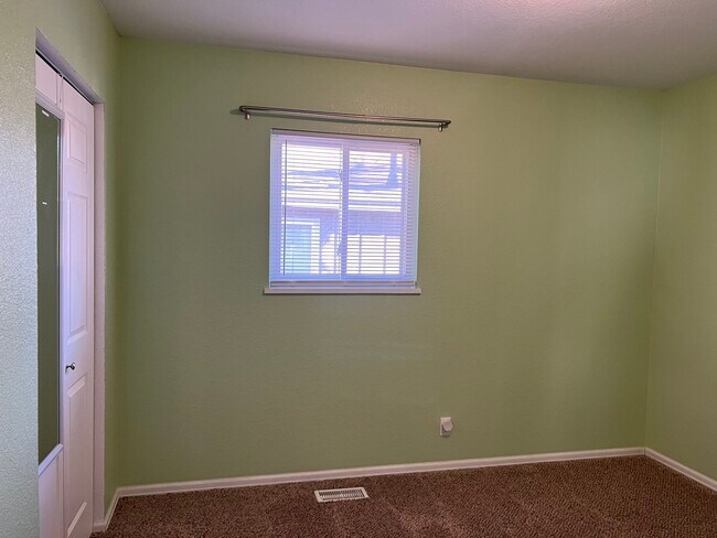 Window side view - 115 N Brentwood Dr