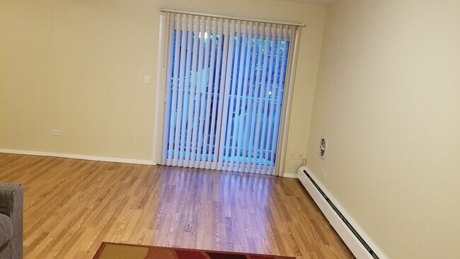 Living room with entraLince to balcony - 904 Ridge Sq