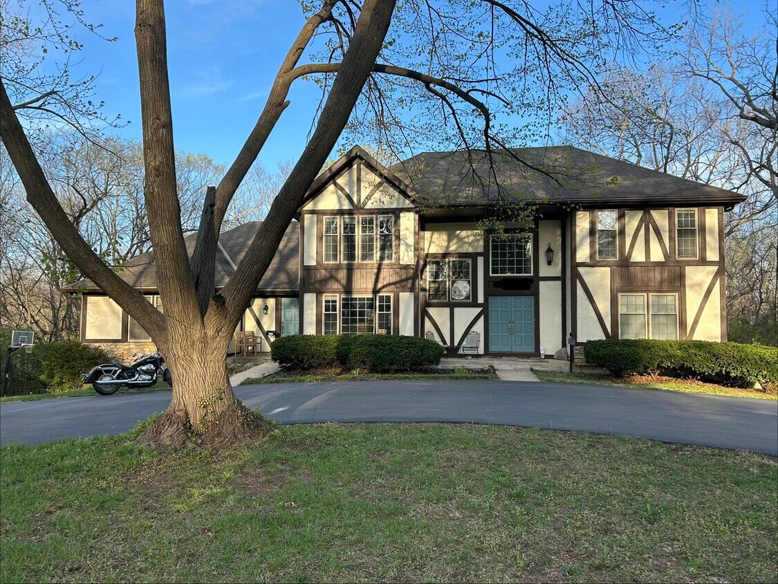Vivienda completa (apartamento a la izquierda de la vivienda) - 10950 Glen Arbor Rd