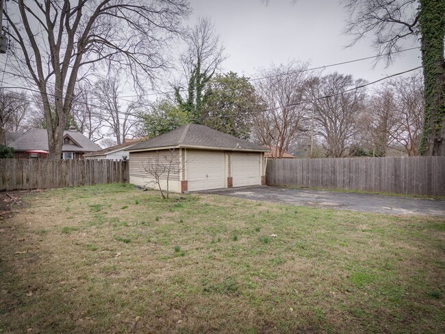 Building Photo - Charming 3BR/1B Conveniently Located Near ...