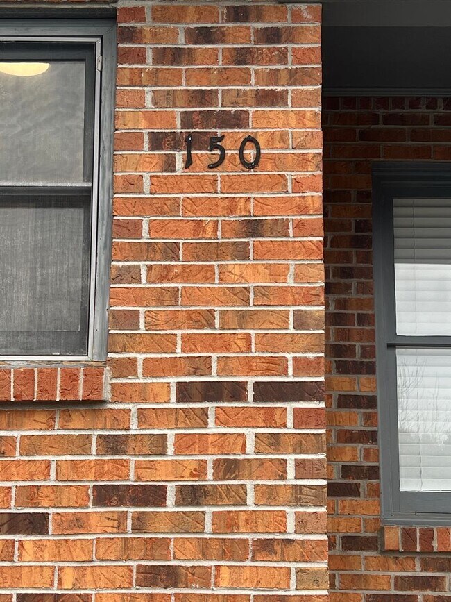 Foto del edificio - UPDATED 2 BEDROOM TOWNHOUSE WITH COMMUNITY POOL