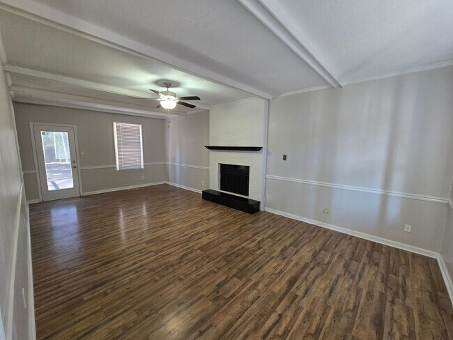 Foto del edificio - 6172 Lakeway Dr