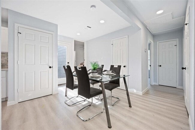 Building Photo - 9405 Cathedral Dr