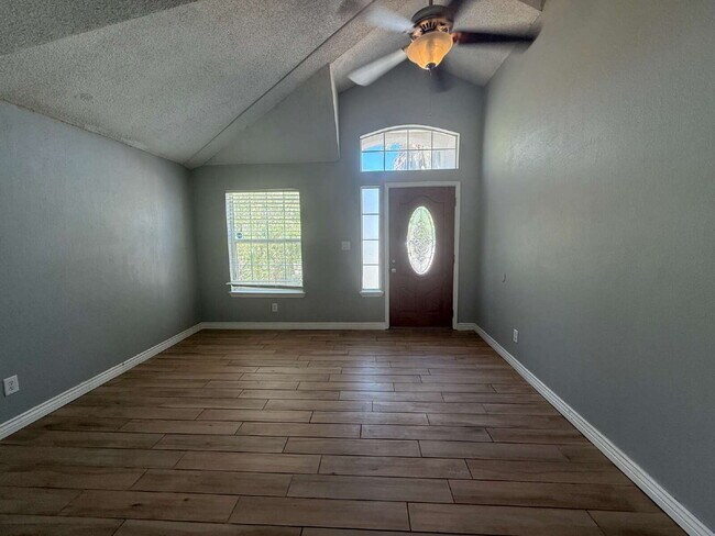 Foto del edificio - Discover this beautifully designed one-story home featuring 4 spacious bedrooms, 2 bathrooms in N...