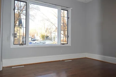 Building Photo - 648 Hyacinth Ave E