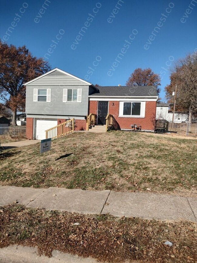 Foto del edificio - Charming 3-Bedroom Home with Fenced Yard a...