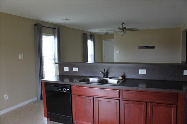 Foto del edificio - 747 Sweet Flower Dr