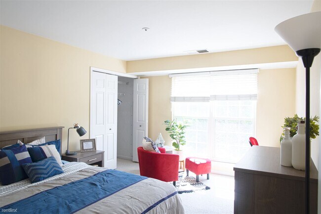 Building Photo - Room for Rent, 1 bath Condo - 244 South Re...