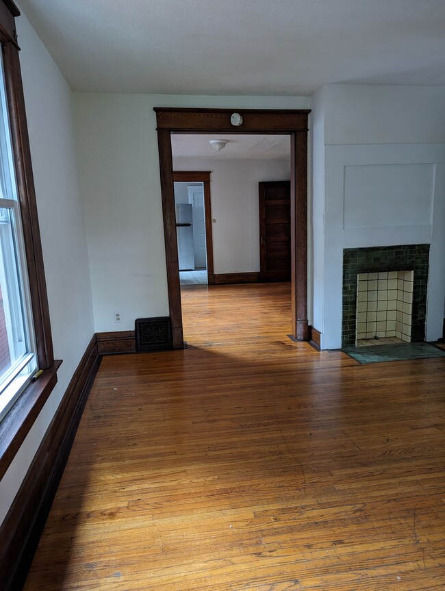 Building Photo - 623 W 7th St