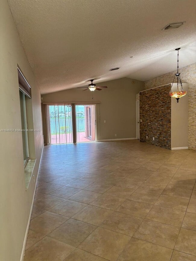 Building Photo - 1463 Presidio Dr