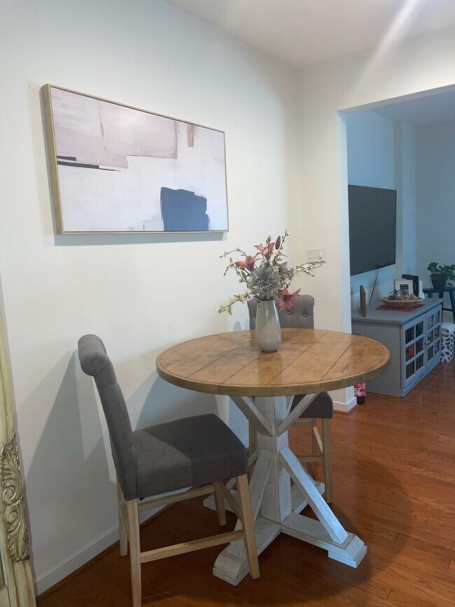 Building Photo - Beautiful 3 BD 2.5 Bath Town Home