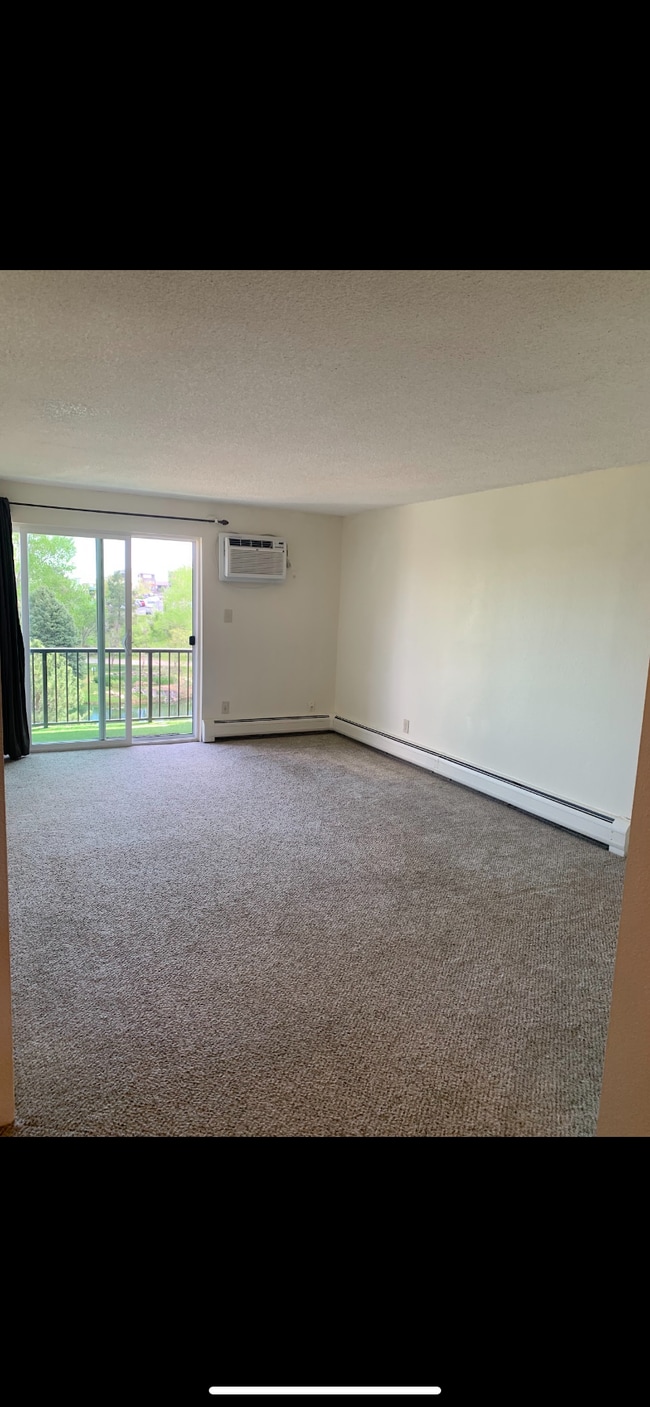 Building Photo - 1250 Golden Cir